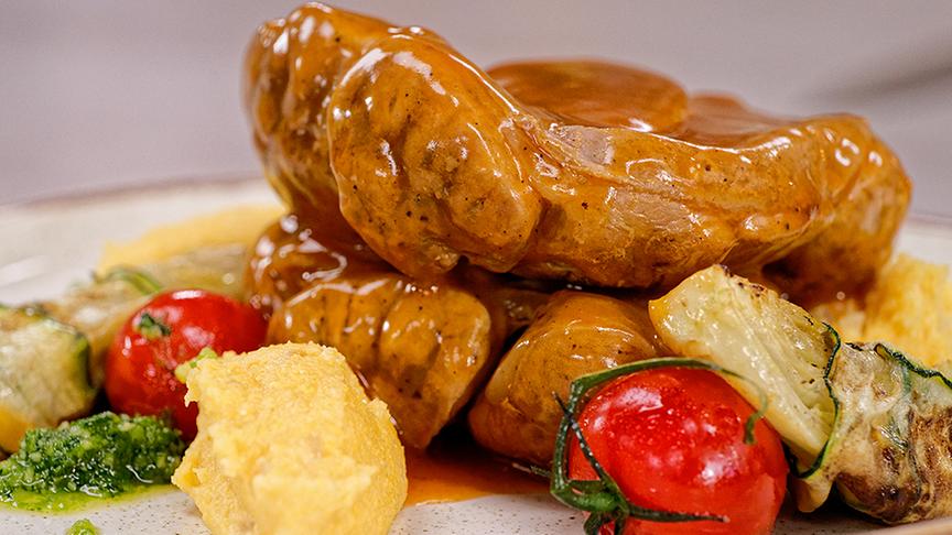 © ORF/ Silvia Schneider GmbH/ Juraj Melicher Ossobuco vom Kalb mit gebratenen Salatherzen und Basilikum-Pesto an cremiger Almkäsepolenta