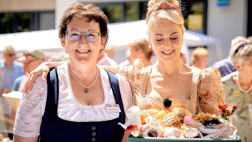 Silvia mit Brigitte Notter am Krapfenfest.