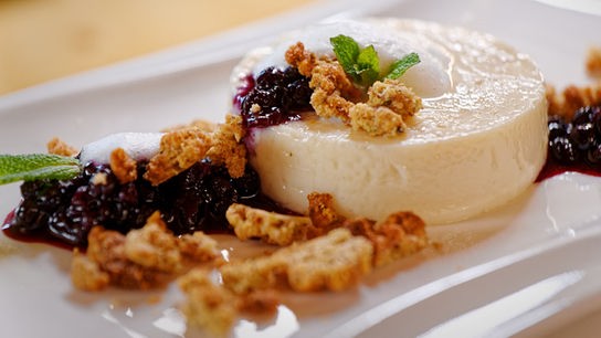 © Silvia Schneider GmbH/ Juraj Melicher Panna Cotta mit Schwarzbeeren, Kürbiskernstreusel & Zirbenschaum