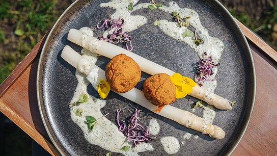 © Foto: ORF/ Silvia Schneider GmbH/ Simeon Baker Paprikabällchen mit weißem Spargel und Kräutersauce