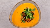 Paprikacremesuppe mit Schwarzbrot-Croûtons