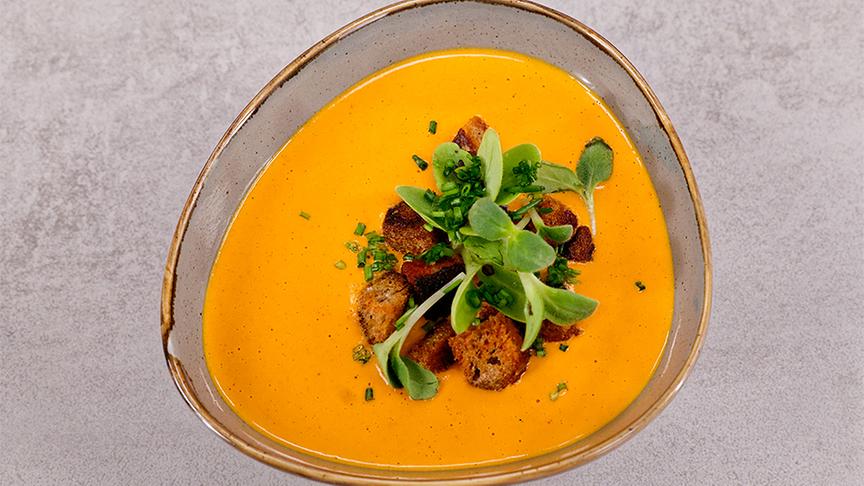 Paprikacremesuppe mit Schwarzbrot-Croûtons