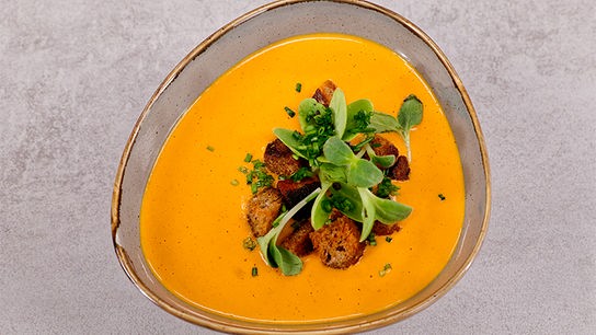 Paprikacremesuppe mit Schwarzbrot-Croûtons