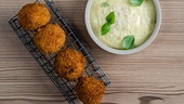 Parmesankroketten mit Basilikummayonnaise