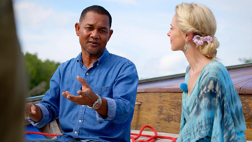 © ORF/ Silvia Schneider GmbH/ Juraj Melicher Khun Prasert macht mit Silvia eine Bootstour durch die Mangroven