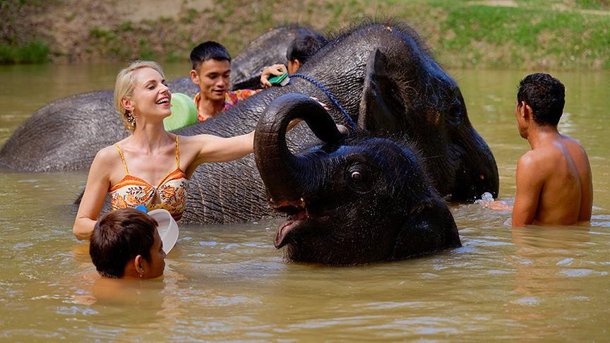 © ORF/ Silvia Schneider GmbH/ Juraj Melicher Silvia macht unvergessliche Erfahrungen im Elefantenschutzgebiet Phukets.