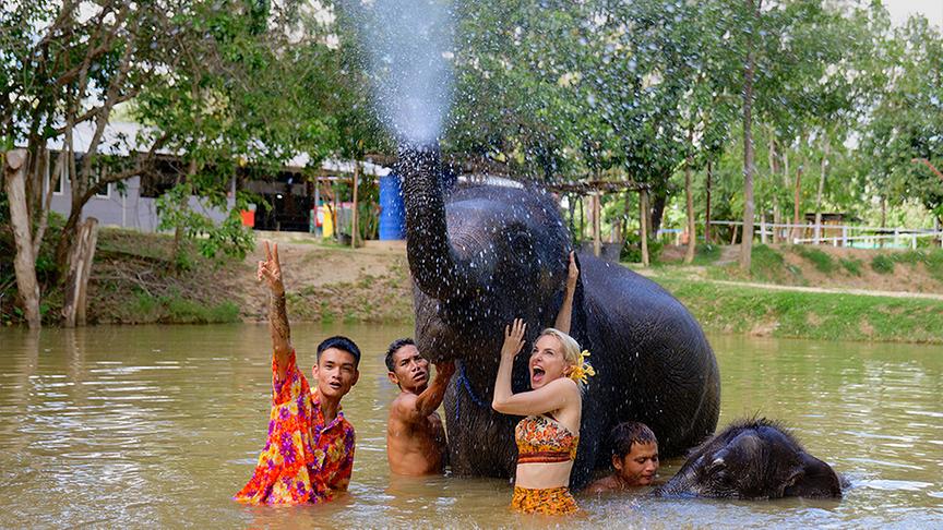 © ORF/ Silvia Schneider GmbH/ Juraj Melicher Silvia macht unvergessliche Erfahrungen im Elefantenschutzgebiet Phukets.