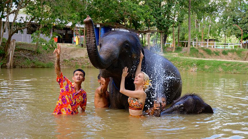 © ORF/ Silvia Schneider GmbH/ Juraj Melicher Silvia macht unvergessliche Erfahrungen im Elefantenschutzgebiet Phukets.