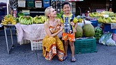 Silvia besucht mit Nooror Somany Steppe einen lokalen Food Market in Thailand.