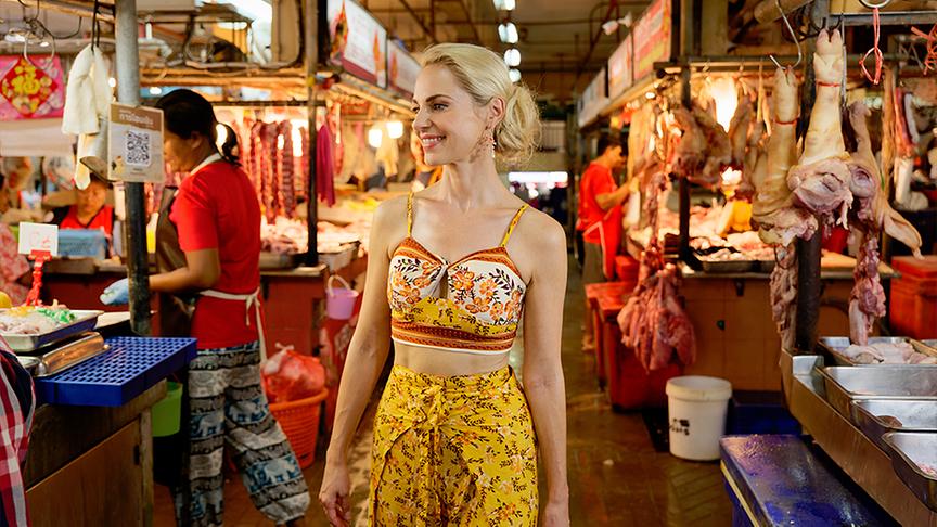 © ORF/ Silvia Schneider GmbH/ Juraj Melicher Silvia besucht mit Nooror Somany Steppe einen lokalen Food Market in Thailand.