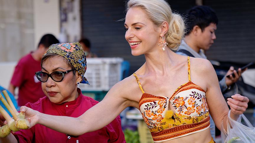 © ORF/ Silvia Schneider GmbH/ Juraj Melicher Silvia besucht mit Nooror Somany Steppe einen lokalen Food Market in Thailand.