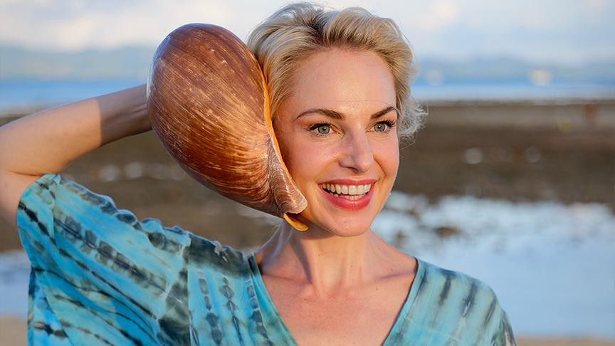 © ORF/ Silvia Schneider GmbH/ Juraj Melicher Silvia genießt den Sonnenuntergang mit einem Picknick.
