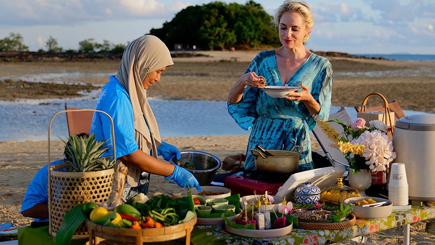 © ORF/ Silvia Schneider GmbH/ Juraj Melicher Silvia genießt den Sonnenuntergang mit einem Picknick.