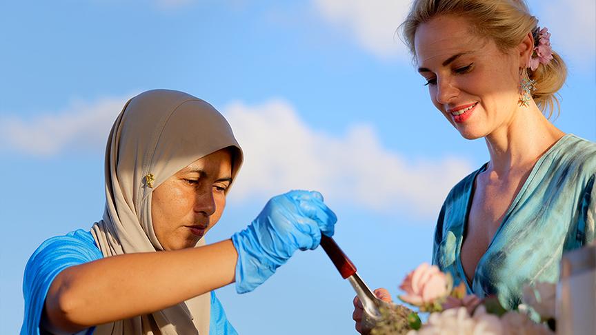 © ORF/ Silvia Schneider GmbH/ Juraj Melicher Silvia genießt den Sonnenuntergang mit einem Picknick.