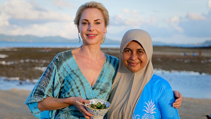 © ORF/ Silvia Schneider GmbH/ Juraj Melicher Silvia genießt den Sonnenuntergang mit einem Picknick.