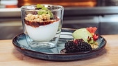 Pochierte Creme vom Bio-Schafstopfen mit eingemachten Brombeeren, Hafer-Haselnussstreusel und Sauerklee