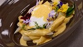 Pochiertes Ei mit Nussbutter-Hollandaise und weißem Spargel