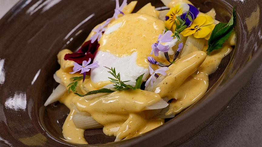 Pochiertes Ei mit Nussbutter-Hollandaise und weißem Spargel