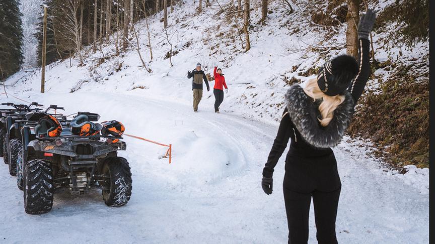 Silvia beim Quadfahren im Schnee.