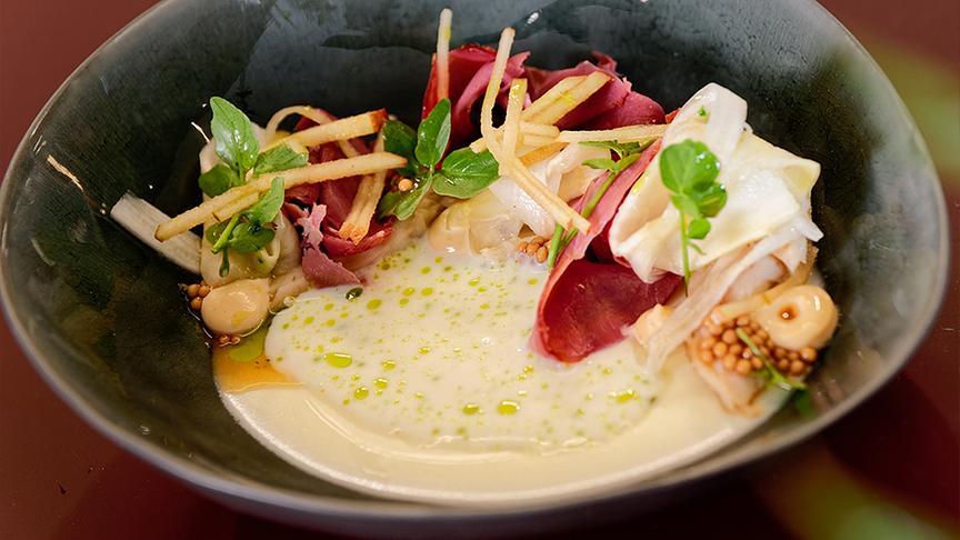 Räucherforelle und Hirschschinken mit weißem Spargel, Buttermilch und Brunnenkresse