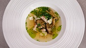 Räucherforellen-Dashi mit Steinpilzen, Schnittlauchöl & Schottenkäse