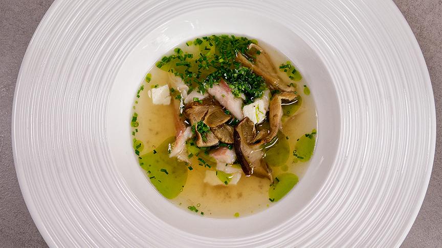 Räucherforellen-Dashi mit Steinpilzen, Schnittlauchöl & Schottenkäse
