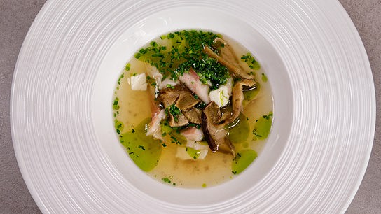 © ORF/ Silvia Schneider GmbH/ Juraj Melicher Räucherforellen-Dashi mit Steinpilzen, Schnittlauchöl & Schottenkäse