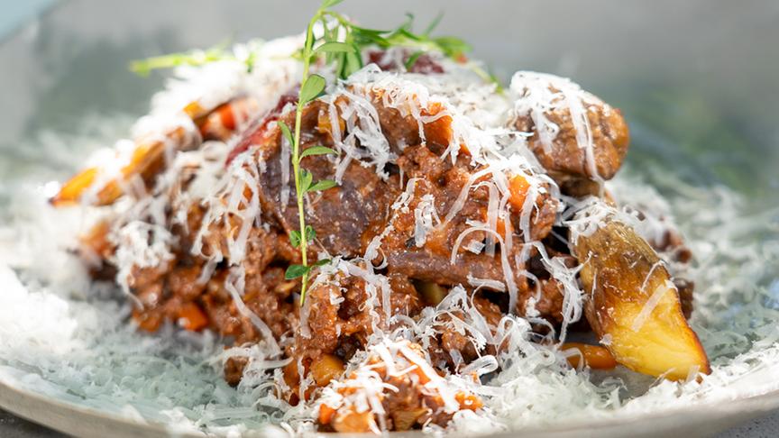 Reh-Bolognese mit gegrillten Steinpilzen auf Kakao-Pappardelle