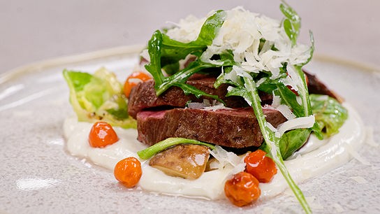 © ORF/ Silvia Schneider GmbH/ Juraj Melicher Reh-Tagliata mit Schwammerl-Kohlsprossensalat, Tahini-Joghurt & eingelegten Vogelbeeren