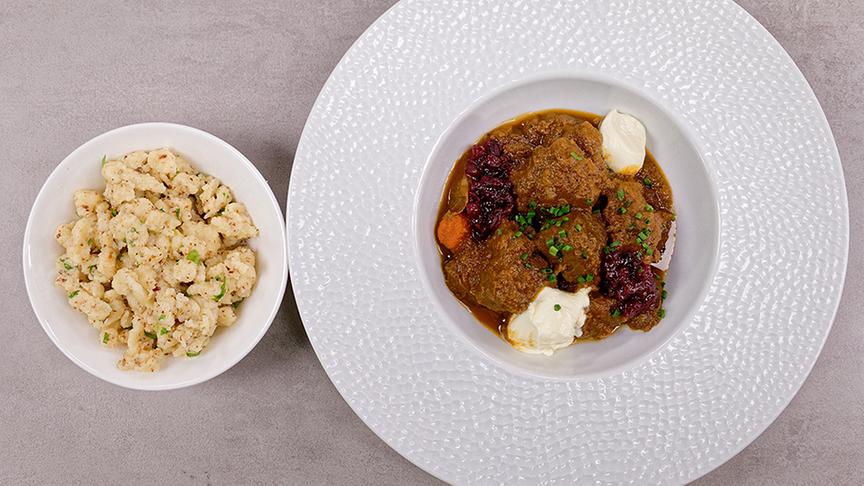© Foto: ORF/ Silvia Schneider GmbH/ Juraj Melicher Rehragout in Böhmischer Wurzelsauce mit Haselnussnockerl