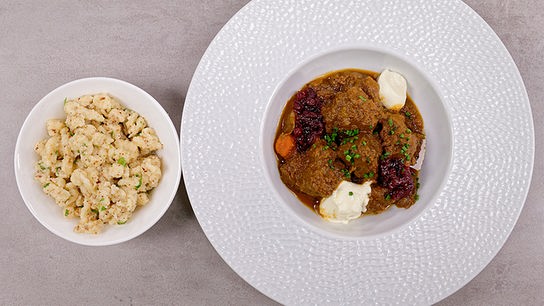 © Foto: ORF/ Silvia Schneider GmbH/ Juraj Melicher Rehragout in Böhmischer Wurzelsauce mit Haselnussnockerl