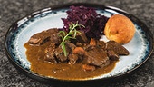 Rehragout mit Rotkraut und Preiselbeerkrapfen