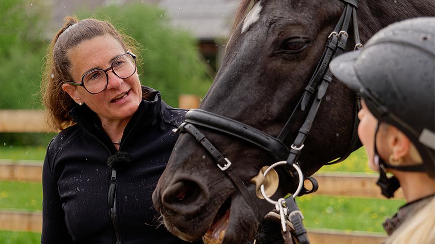 Silvia nimmt Reitstunden auf Gut Weissenhof