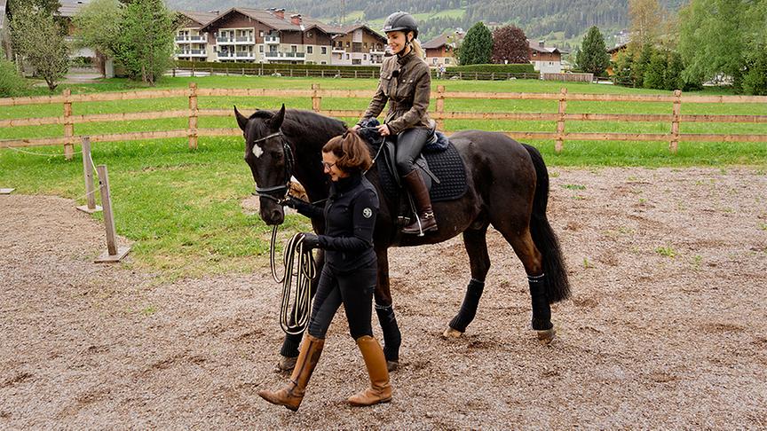 Silvia nimmt Reitstunden auf Gut Weissenhof
