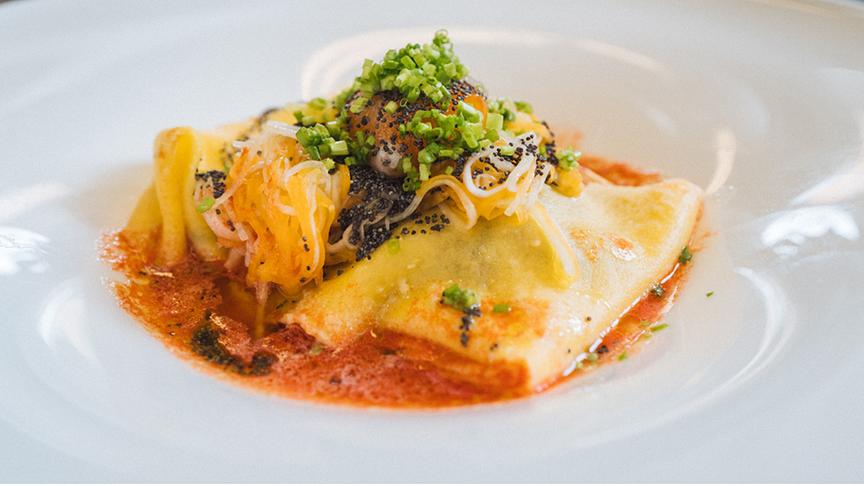 Zsaumglegter Knödel mit Huchen, Kohlrabi-Kürbis-Gemüse 