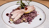 Schwarzbeer-Risotto mit Fasanenbrust.