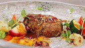 Rinderfilet, Gemüse und Süßkartoffelpüree mit einem Rosmarin-Jus