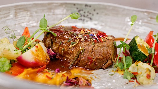Rinderfilet, Gemüse und Süßkartoffelpüree mit einem Rosmarin-Jus