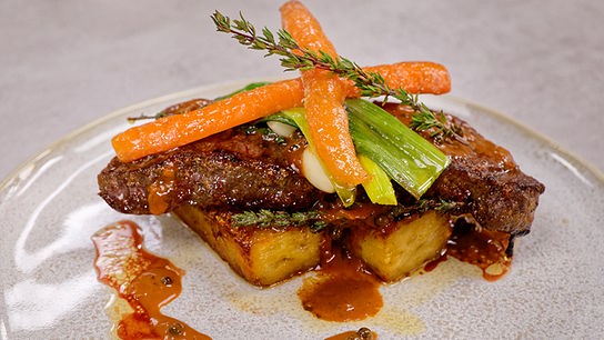 Rosa Beiried vom Rind mit Rösti, Lauch, Babykarotten und Pfefferjus