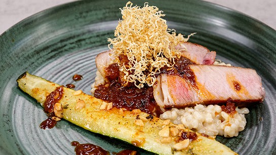 Rosa Edelteil vom Joglschwein mit Rollgersten-Risotto und Schmorzucchini
