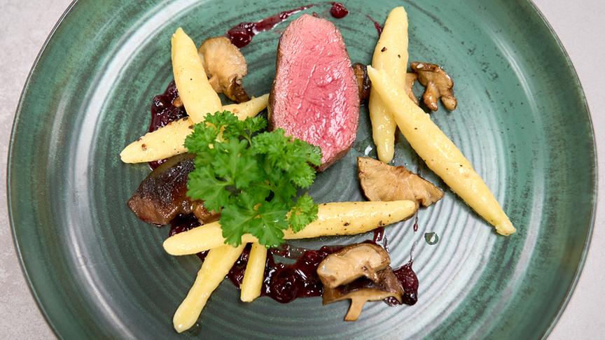© ORF/ Silvia Schneider GmbH/ Christopher Vogel Rosa gebratener Hirschrücken mit selbstgemachten Schnupfnudeln, Preiselbeerjus & frischen Schwammerln