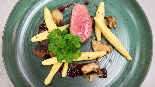 © ORF/ Silvia Schneider GmbH/ Christopher Vogel Rosa gebratener Hirschrücken mit selbstgemachten Schnupfnudeln, Preiselbeerjus & frischen Schwammerln