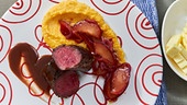 Rosa gebratener Rehrücken, pikante Pflaumen und Kürbis-Erdapfelpüree