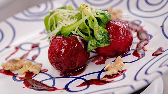 Rote Bete Gnocchi mit Gorgonzola gefüllt an Vogerlsalat mit Walnüssen