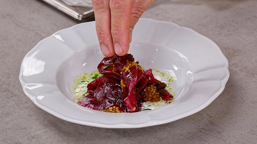 Rote Rübe in Buttermilch mit eingelegter Senfsaat, Pumpernickel und Dill