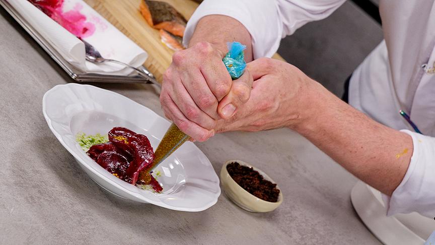 Rote Rübe in Buttermilch mit eingelegter Senfsaat, Pumpernickel und Dill