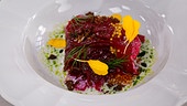 Rote Rübe in Buttermilch mit eingelegter Senfsaat, Pumpernickel und Dill