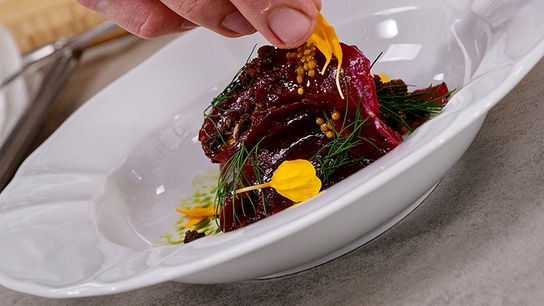 © ORF/ Silvia Schneider GmbH/ Juraj Melicher Rote Rübe in Buttermilch mit eingelegter Senfsaat, Pumpernickel und Dill