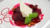 Rote Rüben Carpaccio mit Frischkäse-Mousse