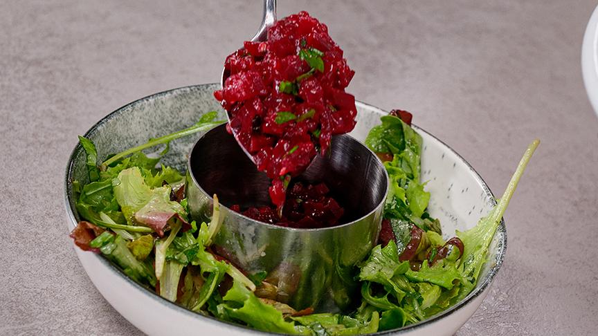 Rote Rüben-Himbeertatar mit aufgeschlagenem Ziegenkäse